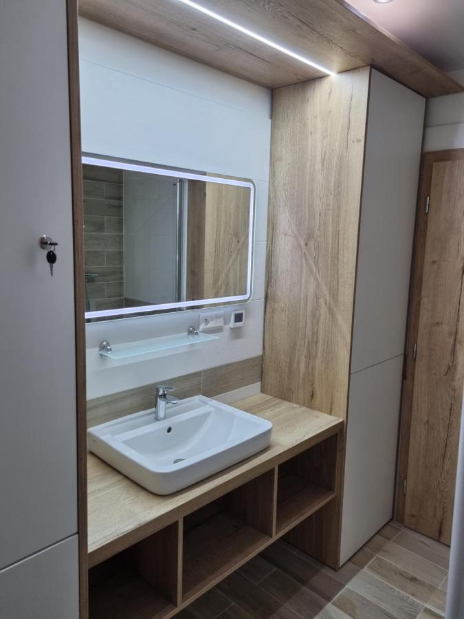 Apartman Nerudovka D 104, Finska Sauna, Garazove Stani Loucna pod Klinovcem Luaran gambar